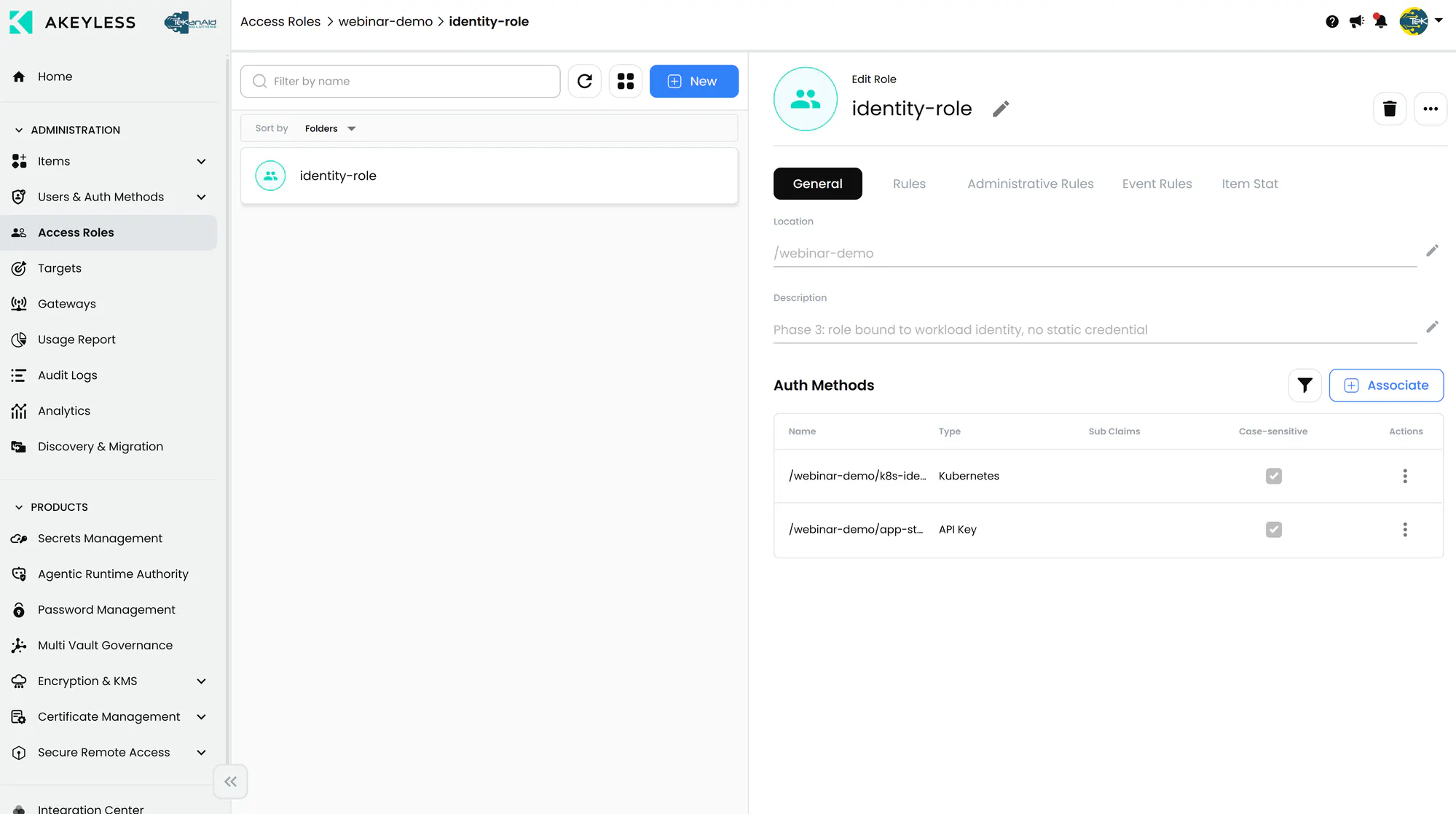 Akeyless access role identity-role showing both the Kubernetes and API Key auth methods associated with the same role